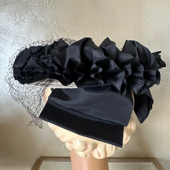SPLENDID 1940s\' CREAM COLORED STRAW FEDORA WITH BLACK BOWS AND FULL VEIL main image 11